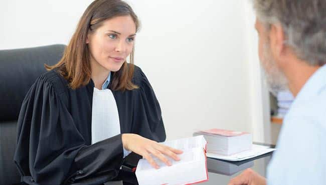 Comment s&rsquo;adresser à un avocat ? maître, formules de politesse et usages