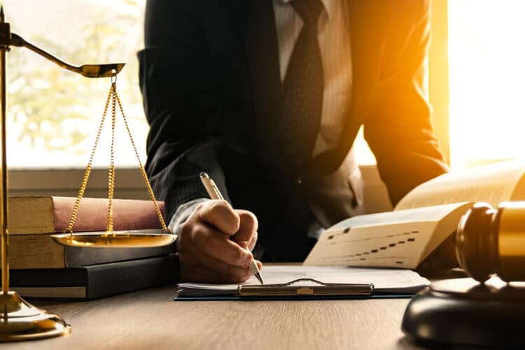 Retard de signature chez le notaire : que faire et quels recours ?