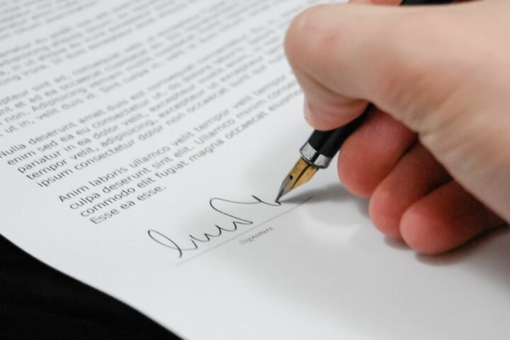 Clause bénéficiaire d&rsquo;assurance-vie : rédaction, modification et pièges à éviter