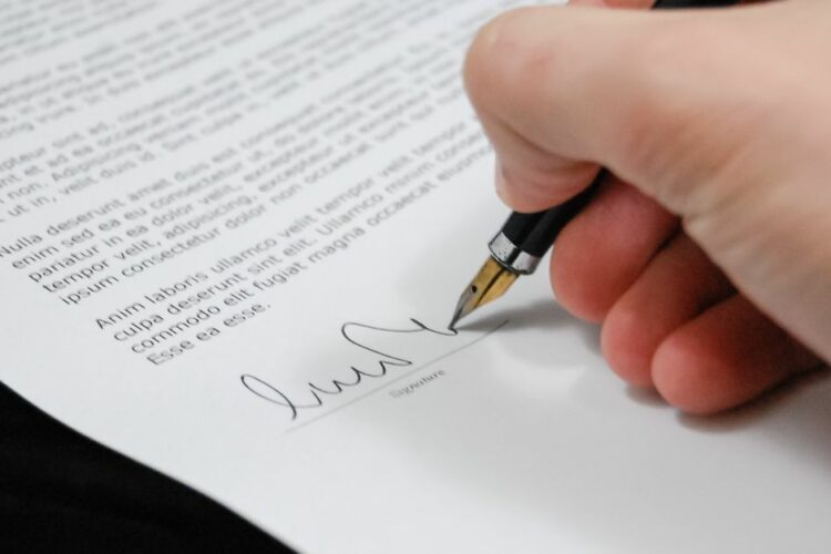Clause bénéficiaire d&rsquo;assurance-vie : rédaction, modification et pièges à éviter